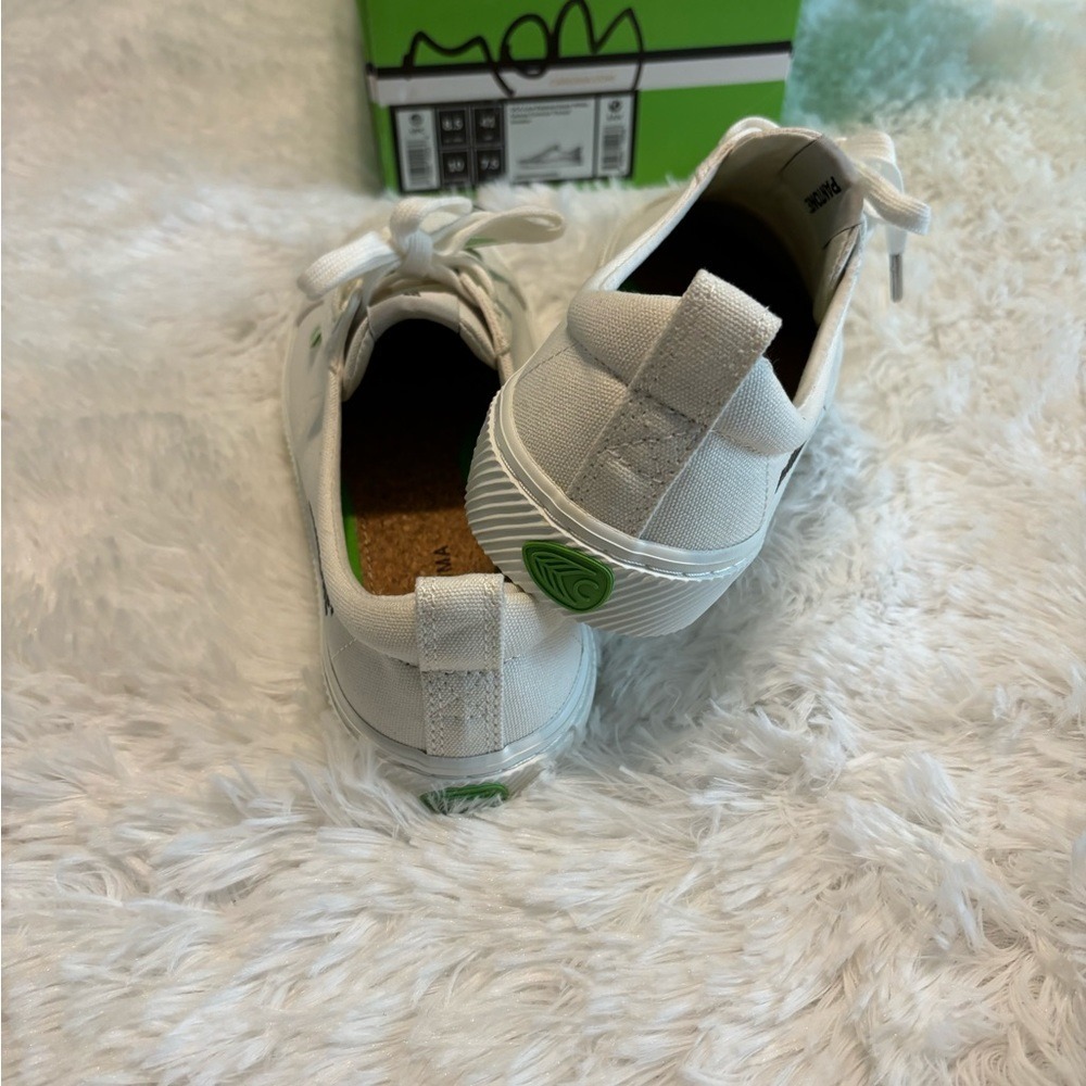 Cariuma Low Pantone White Canvas Contrast‎ Thread Sneakers Women's Size 10W - Picture 4 of 6